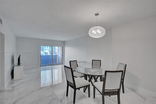 Building Photo - 400 Kings Point Dr