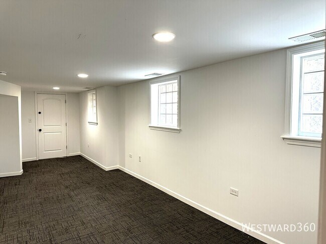 Building Photo - 2102 N Springfield Ave