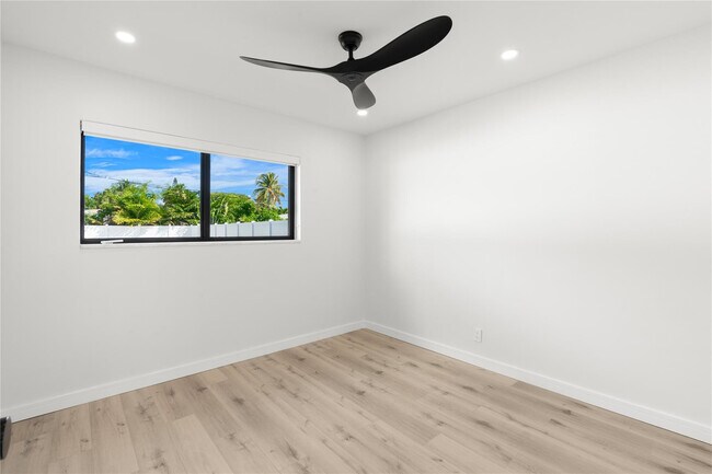 Building Photo - 455 SW 14th Ct