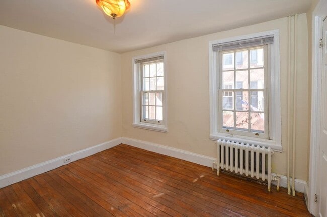 Building Photo - Gorgeous 3-Bedroom Townhouse in Washington Square West! Available mid-July!