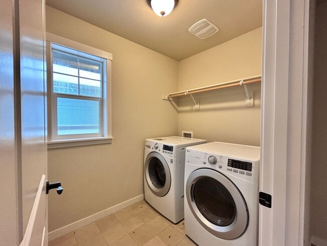 Building Photo - Incredibly Large 4 Bed 2.5 Bath Charmer!