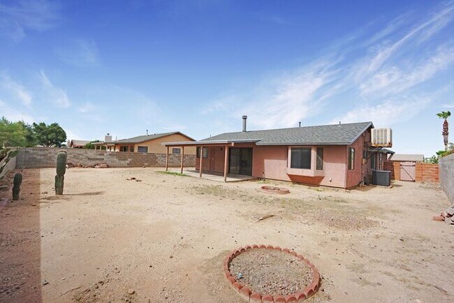 Building Photo - Stylish & Bright 3-Bed Oasis with Desert B...