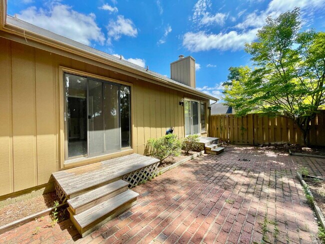 Building Photo - Charming 3-Bed Townhome In Three Colonies