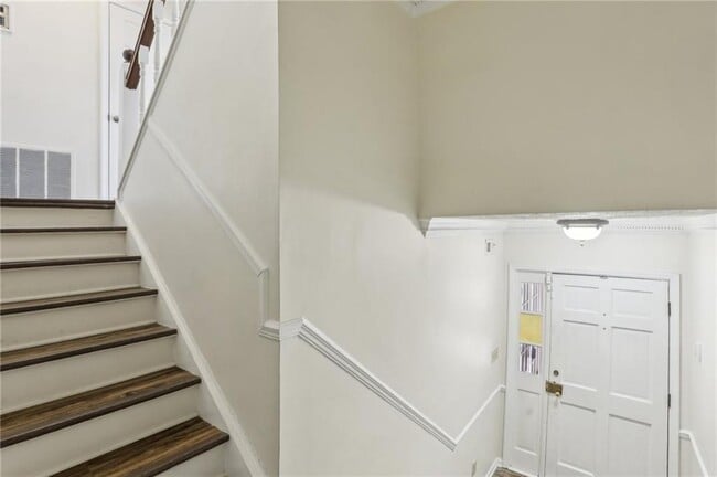 Building Photo - 419 The North Chace