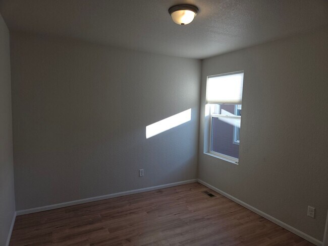 Building Photo - Modern Comfort in a Prime Location – 3 Bed / 2.5 Bath Home in Denver!