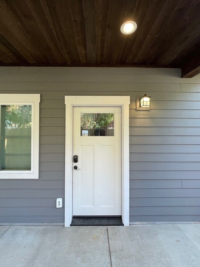 Building Photo - 126 W 20th St