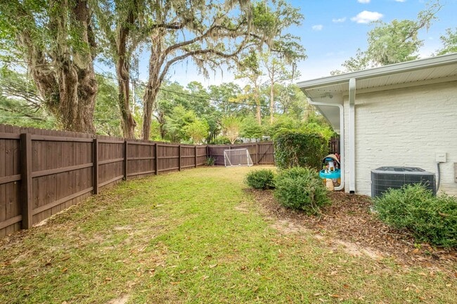 Building Photo - 605 Waverly Rd