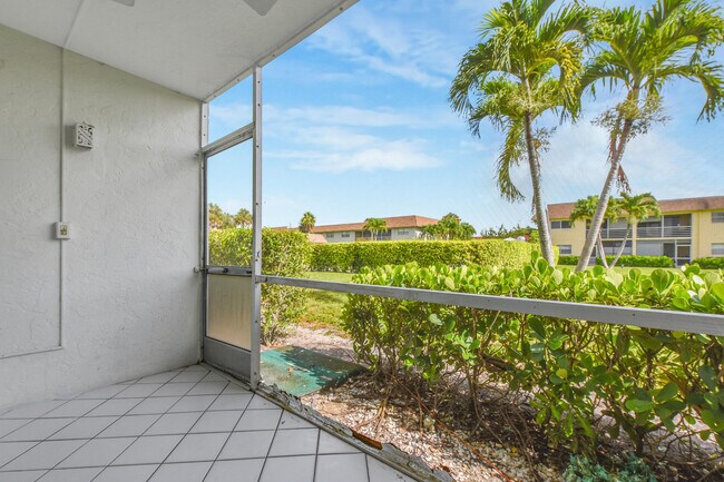 Building Photo - 9851 Sandalfoot Blvd