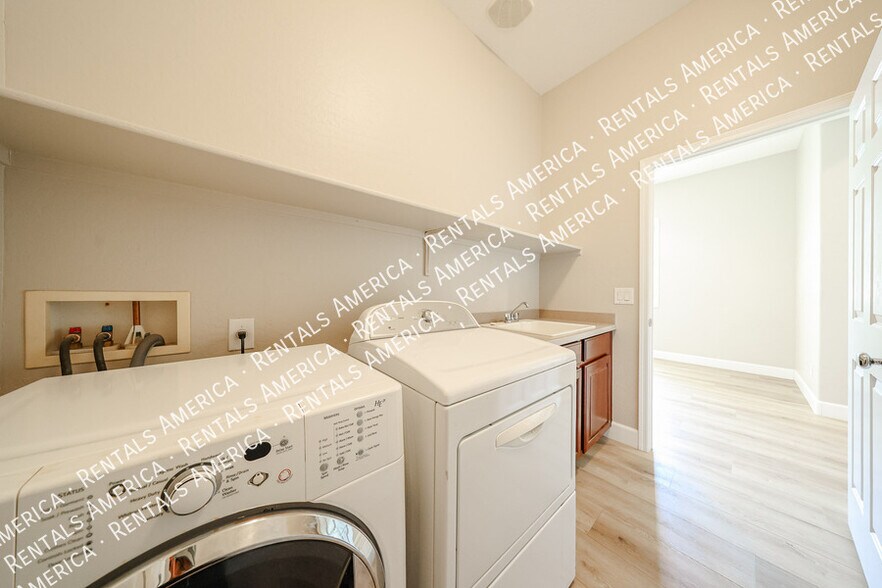 Building Photo - 18676 E Braeburn Ln