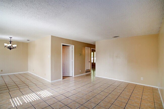Building Photo - 708 N Cooper St