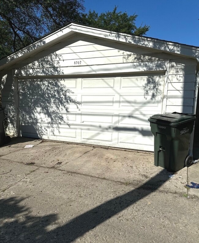 Building Photo - 8707 Crawford Ave