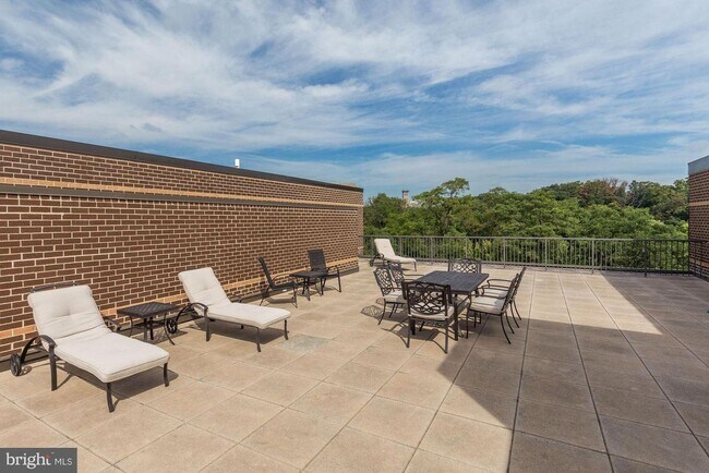 Building Photo - Georgetown. Upper *** Large, Stylish, Top ...