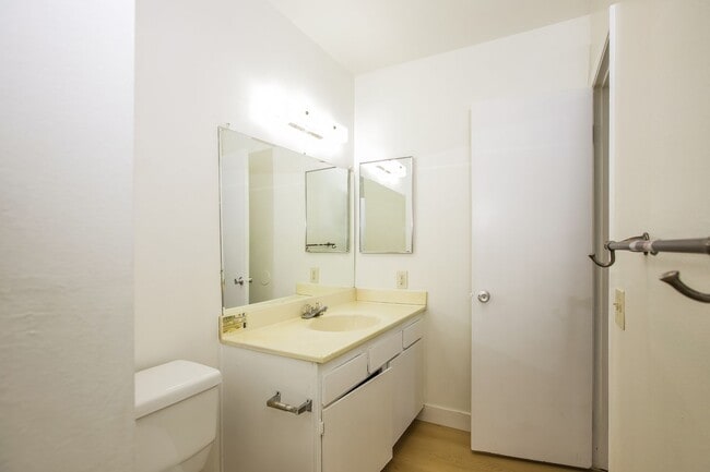 Building Photo - Great 1 Bedroom Condo in Long Beach!