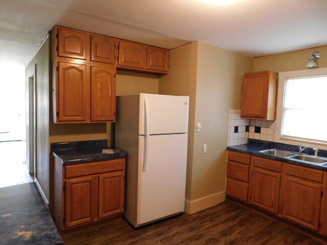 Building Photo - Affordable 3 bedroom/1 bath in El Dorado!