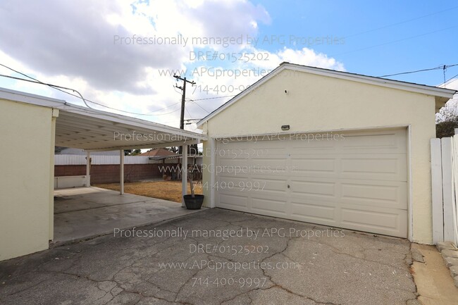 Building Photo - 3 Bedroom / 1 bathroom house with garage i...