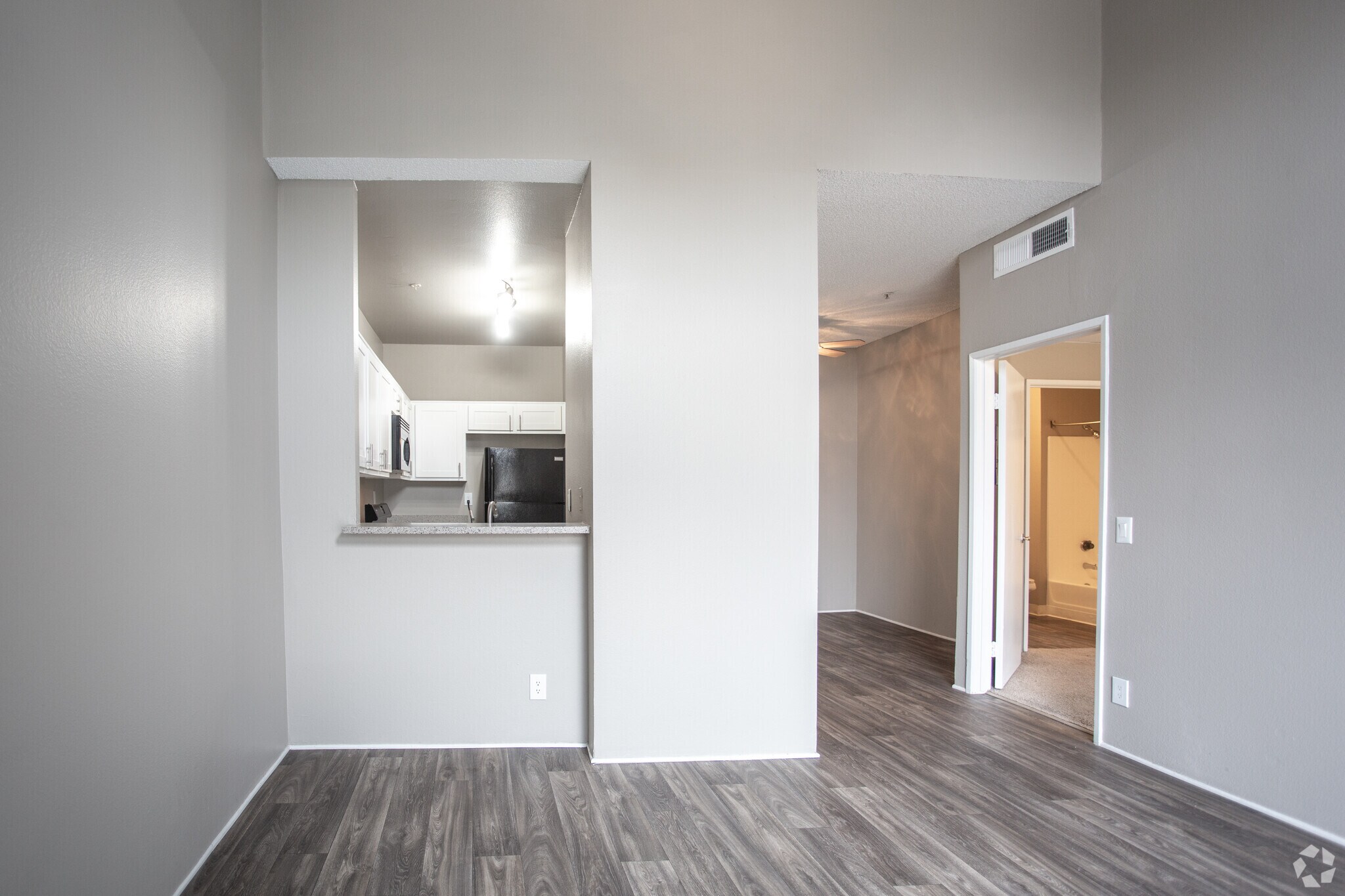 1BR, 1BA-690 SF - Canyon Crest