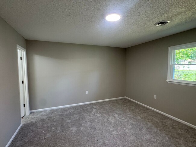 Building Photo - 3 Bedroom Brick Ranch Style Home