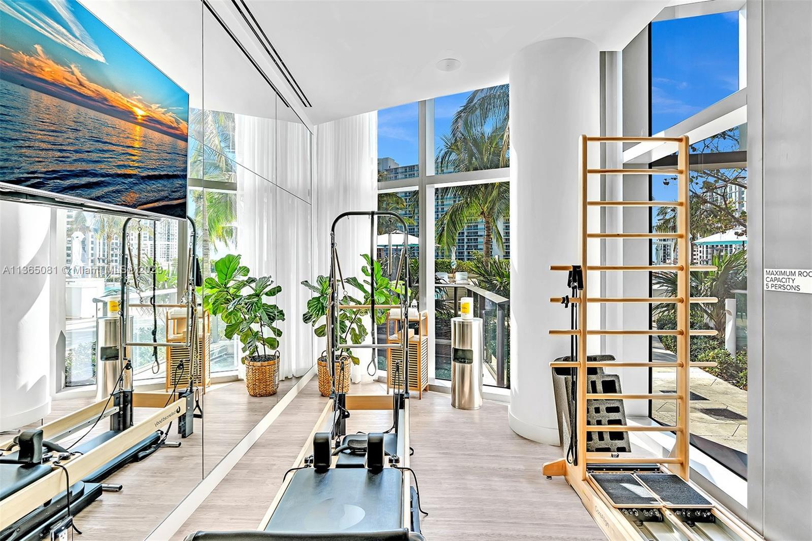 Building Photo - 15701 Collins Ave