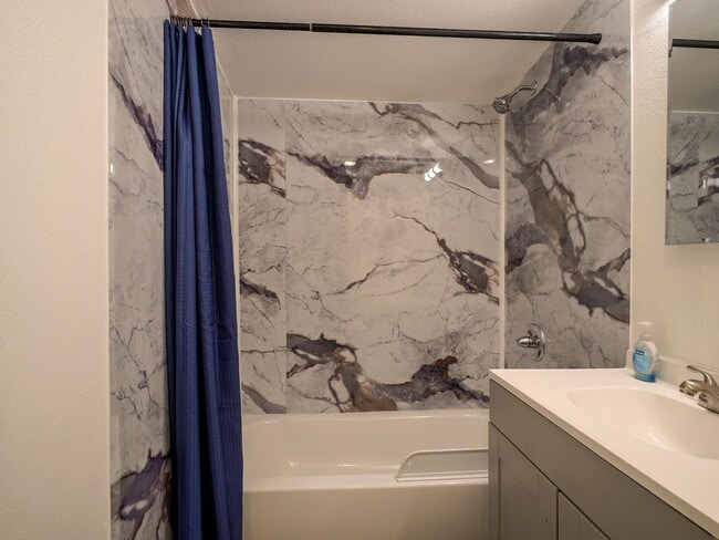 Building Photo - 103 N Ave Q