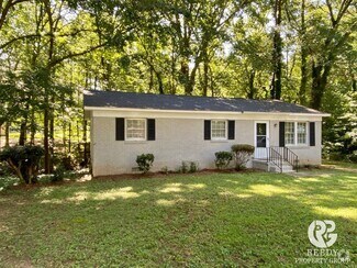 Building Photo - 3 bed / 1.5 bath home with eat-in kitchen!...