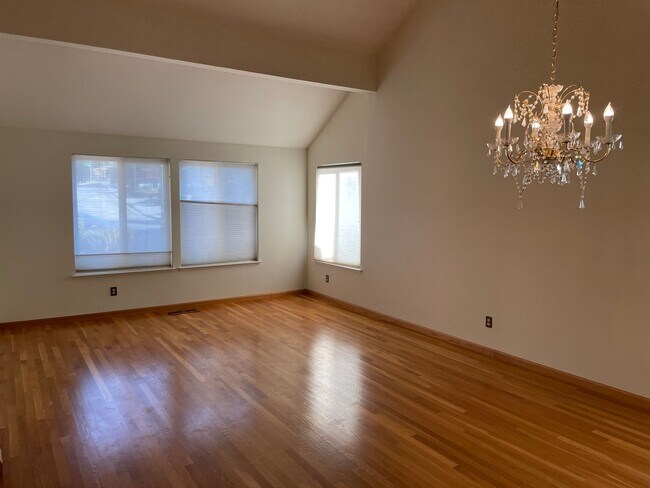 Building Photo - Large Foothills Home