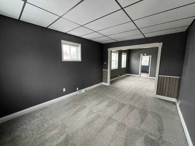 Building Photo - AVAILABLE JUNE - 4 Bed 1 Bath House in the...