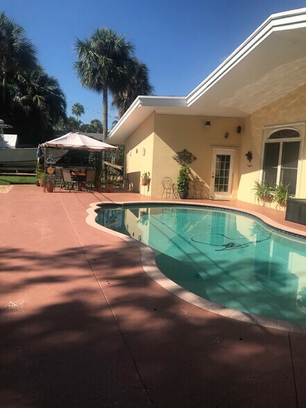 Private entrance thru pool door - 600 NW 7th Ave