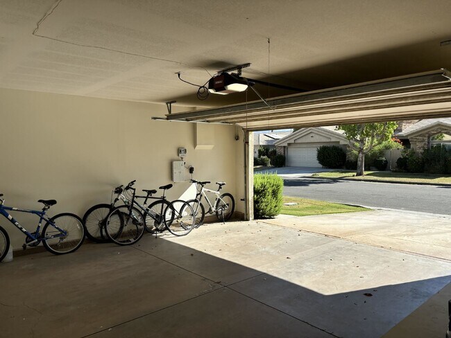 Building Photo - Furnished or Not! Gated, 3 Bedrooms, pool/spa