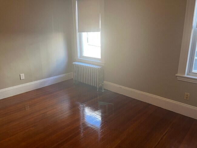 Building Photo - 25 Bradwood St