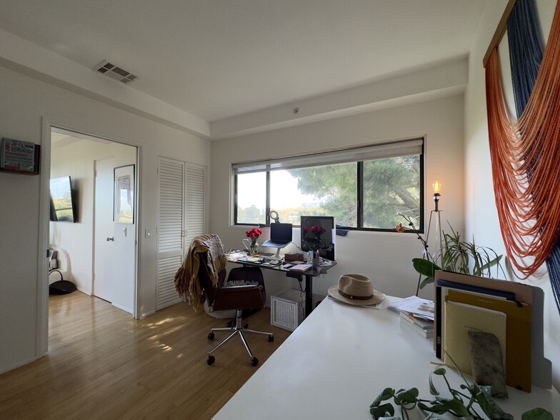 Building Photo - 8968 Crescent Dr