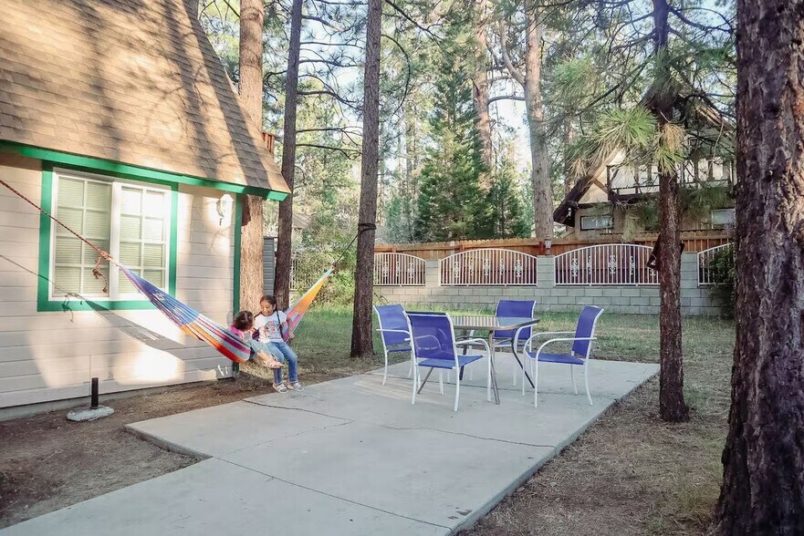 Building Photo - 336 W Sherwood