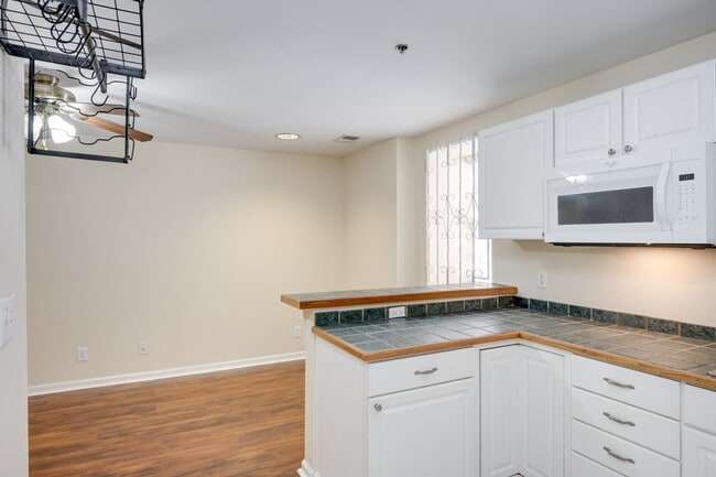 Building Photo - 1 Bedroom Apartment Downtown