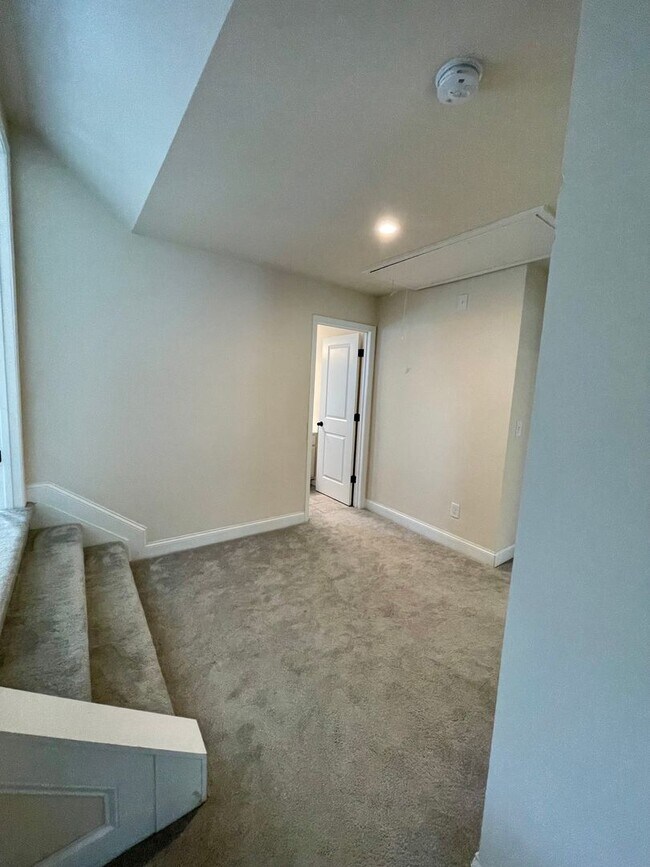 Building Photo - Gorgeous 5 bedroom 3.5 bath home in desira...