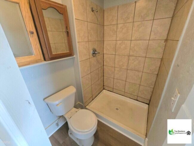 Building Photo - Spacious 2 Bedroom Apartment