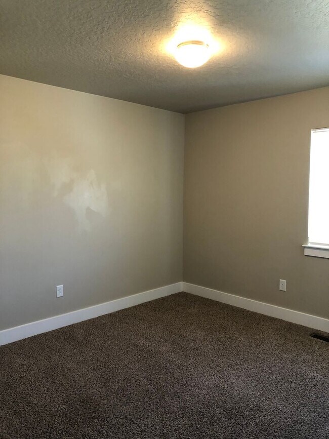Building Photo - 3216 W Prairie Grass Dr