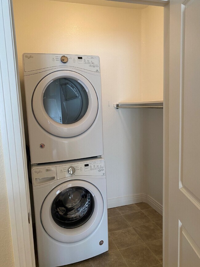 Building Photo - Spacious 2-Bed/2-Bath Cry Creek Crossing C...