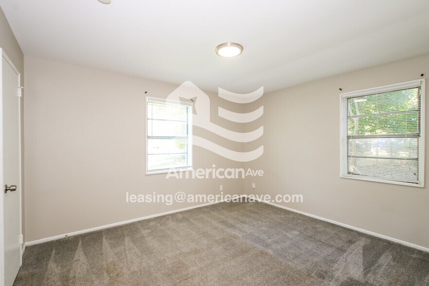 Building Photo - 1126 Alfred St NE