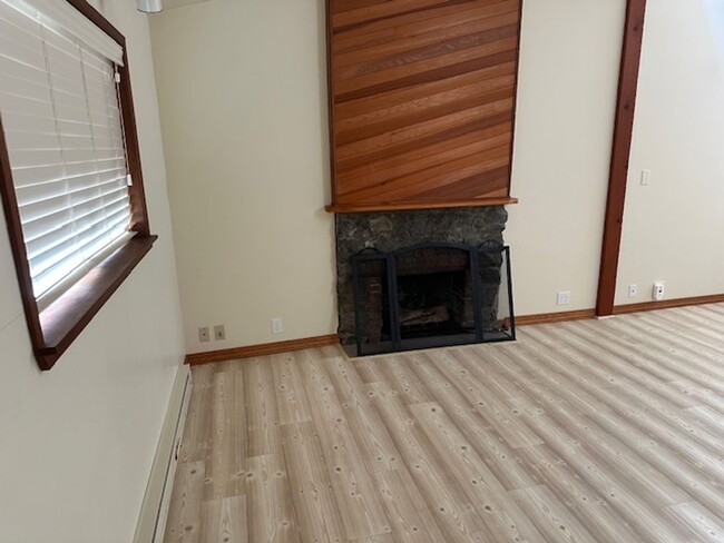 Building Photo - Available Now! 3 Bedroom ~ 1 Bathroom Hous...