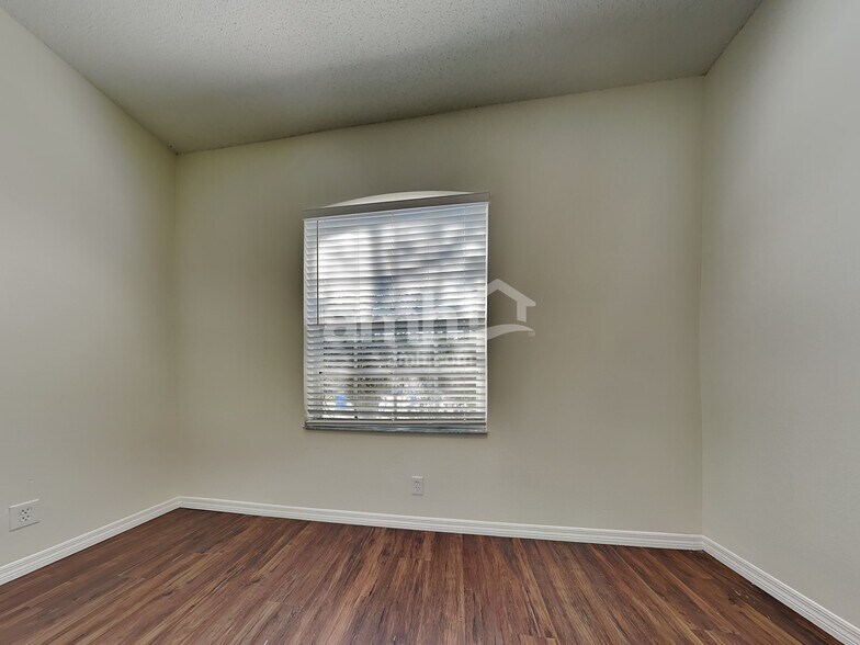 Building Photo - 12727 Westwood Lakes Blvd