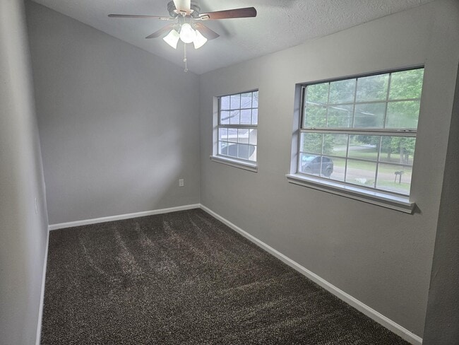 Building Photo - 1305 St Lawrence River Rd