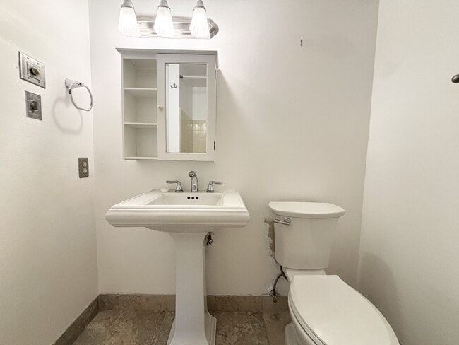 Building Photo - 710 E 200 S