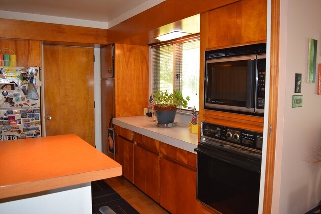 Building Photo - 301 Homan Ave