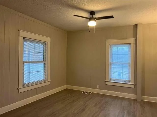 Building Photo - 242 N Valley St