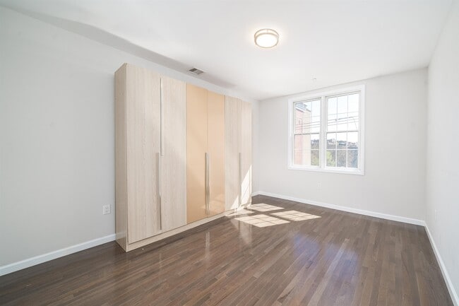 Building Photo - 850 Newark Ave