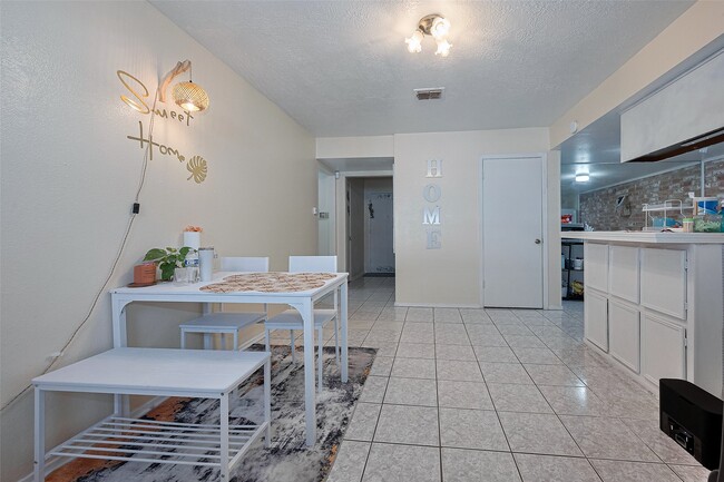 Building Photo - 12223 Sharpview Dr