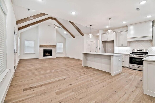 Building Photo - 8 Plymouth Cir