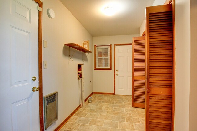 Building Photo - 104 W McReynolds Dr