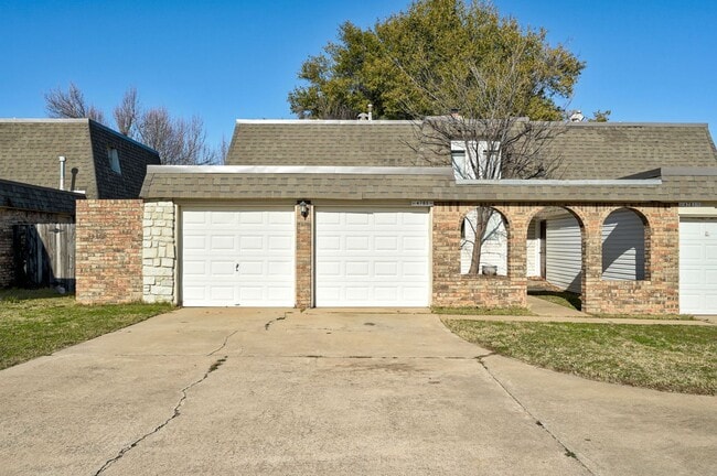Building Photo - Charming and Spacious 2BD/1.5BTH Duplex Near Lake Hefner – Perfectly Located for Shopping and Dining