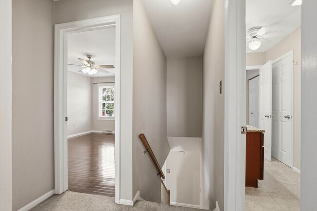 Building Photo - Stunning 3 Bedroom Townhome !