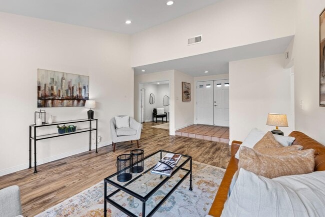 Building Photo - 464 Edelweiss Dr